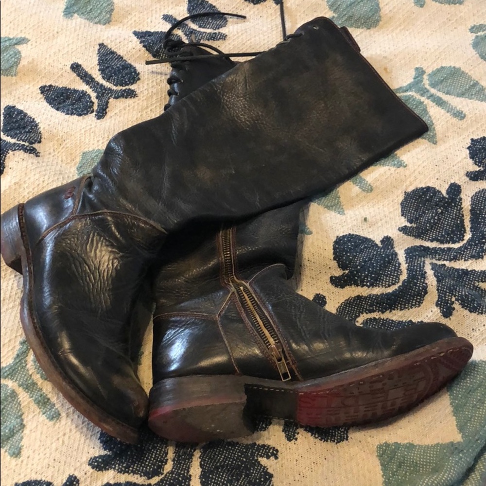 Bedstu distressed black leather boots.